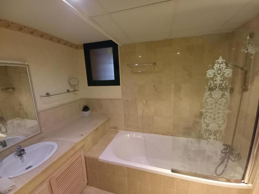 Apartament Stunning 2-bedroom Townhouse In Lomas De Cabopino,